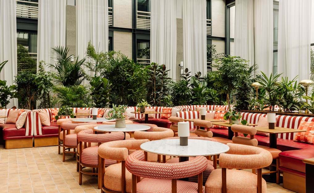 Restaurant und Bar im Atrium.