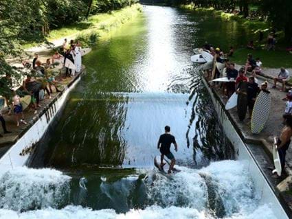 Vague de surf de Flosslände | WunderLocke, Sendling, Munich | Appart-hôtels design, Locke