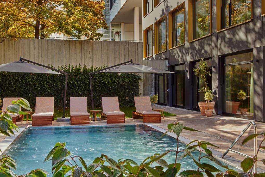 <p><a href="/en/munich/wunderlocke">Wunderlocke, Sendling</a>. Prices from <a href="/en/munich/wunderlocke/living">&euro;99,07 per night</a>.</p>
